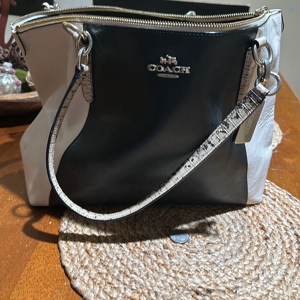 Black/white leather Coach handbag. Merle-colored straps. Exc. cond.